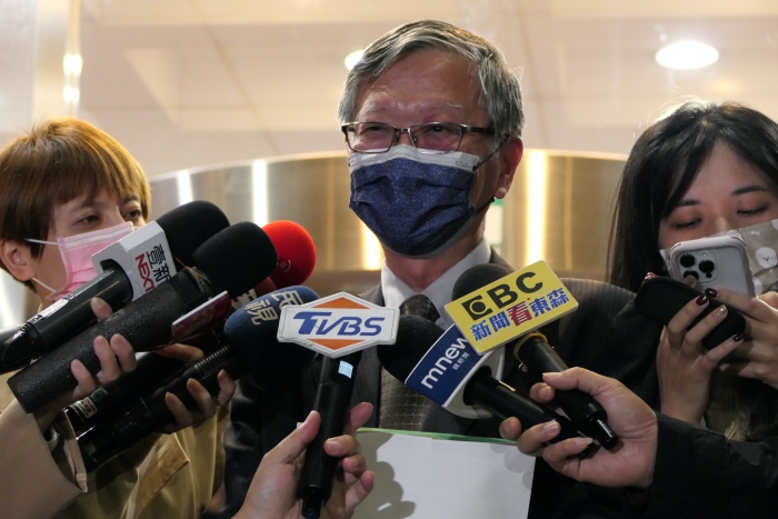 民進黨11日晚間提前召開廉政會，涉案的台南市議長邱莉莉及副議長林志展親自北上到會說明。圖為廉政會主委邱駿彥。（劉玉秋 攝）