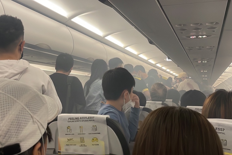 空服員發現行李起火後立即拿出滅火器滅火，雖然火勢不大，但是煙很多也聞到燒焦味。（旅客郭小姐提供）(圖：中央社)