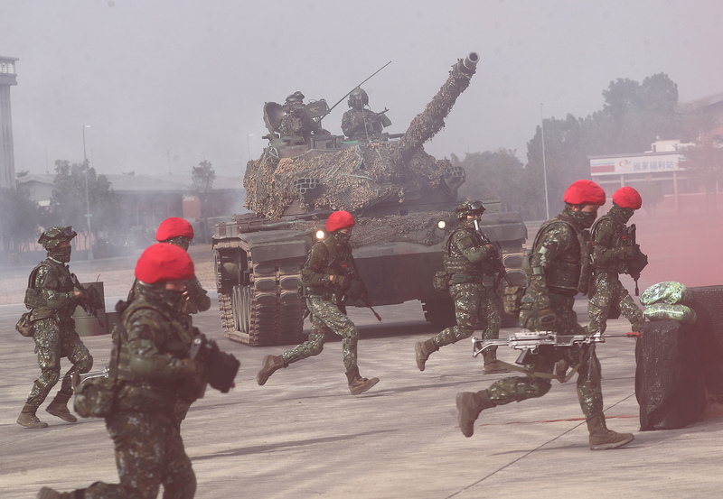 國防改革成全台焦點，國防部表示，未來義務役訓練將著重「實戰化」核心。圖為駐地高雄的564旅聯合兵種營實施反機降實兵訓練。(圖片來源／中央社)