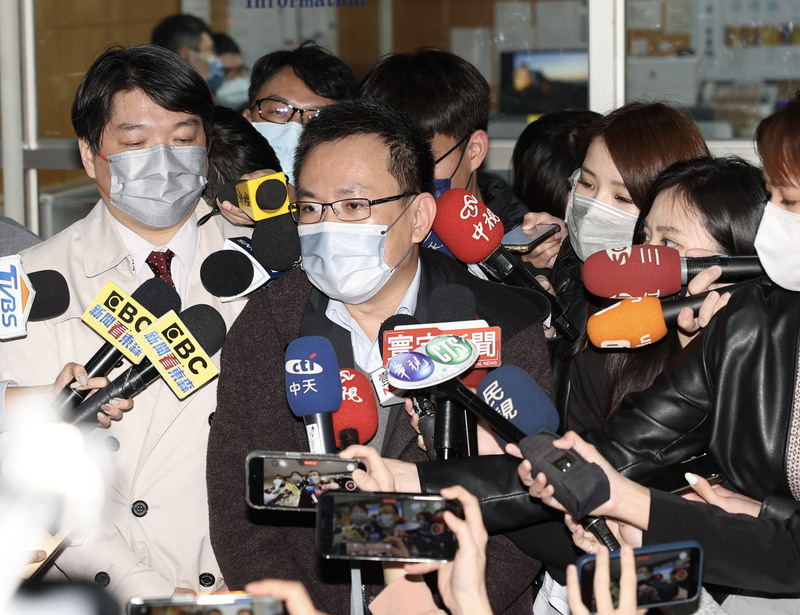 前新竹市長林智堅昨天宣布撤回針對台大學位的訴願，但提告林智堅的調查官余正煌今天(15日)聲明，仍會繼續完成後續的法律程序。圖為余正煌委任律師張祐齊(前左)、吳俊達(前左2)。 (圖：中央社)