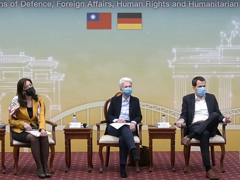 德國國會國防委員會主席史琪曼(Marie-Agnes Strack-Zimmermann，中)、自民黨副主席佛格(Johannes Vogel，右)11日在外交部舉行記者會，由發言人歐江安(左)主持 (圖取自外交部直播畫面)