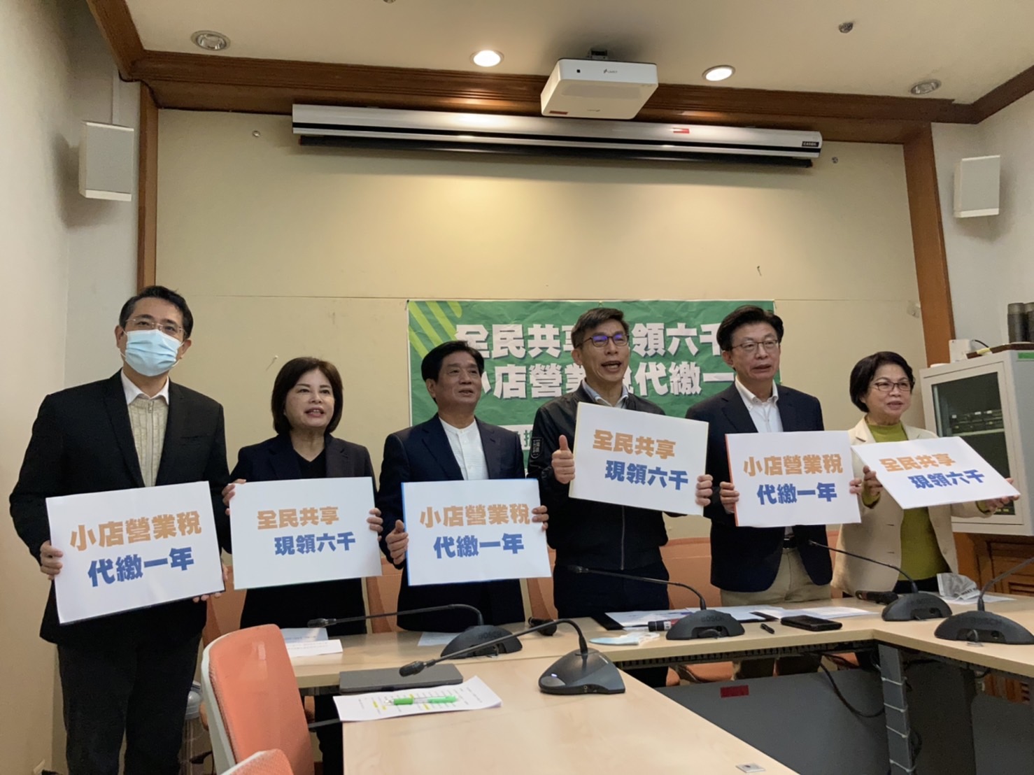 多位民進黨立委11日呼籲行政院，對前年符合紓困資格的44萬戶小店家，應由經濟部直接代繳其今年度的應繳稅金。(劉玉秋 攝)