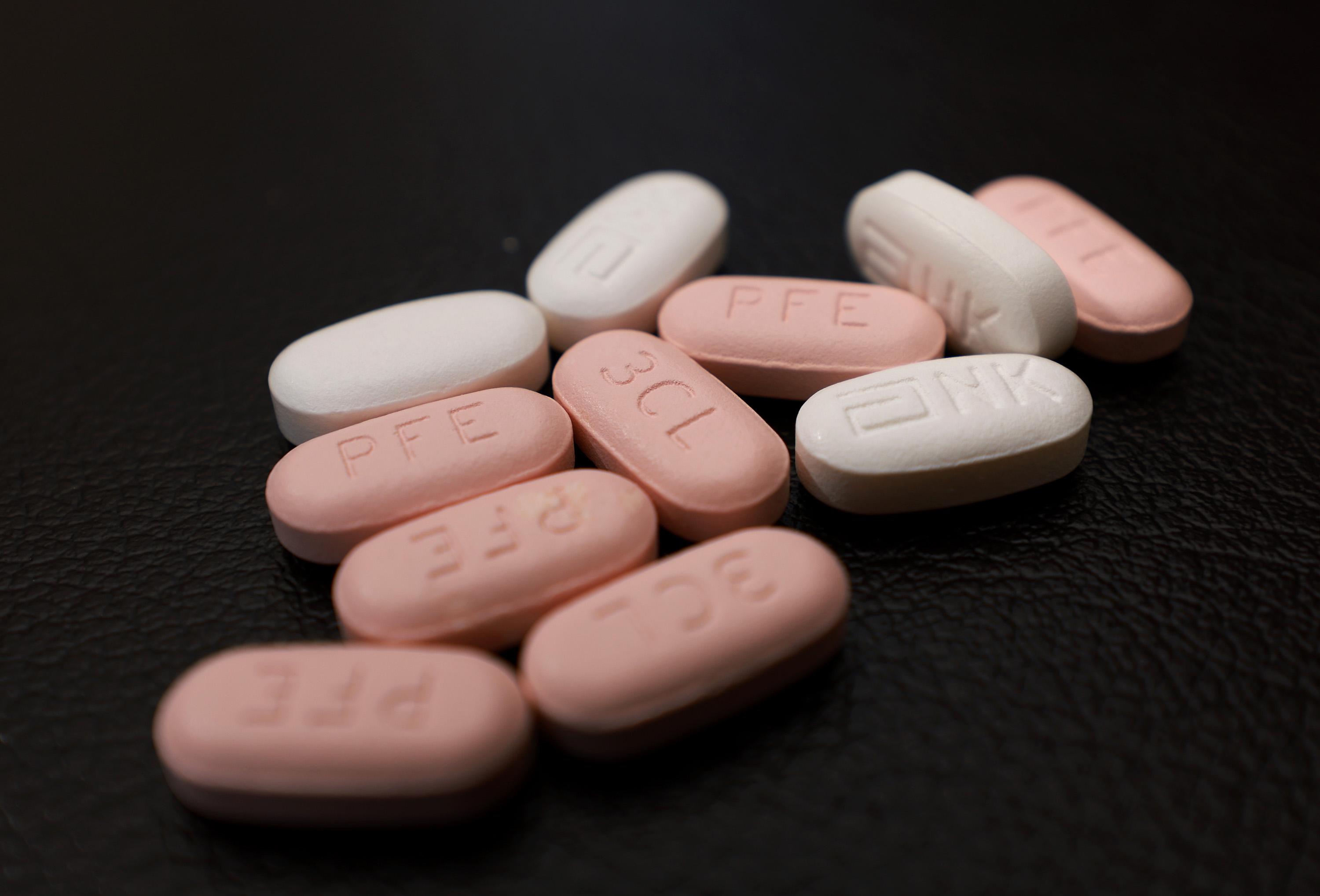 輝端生產的COVID-19口服藥Paxlovid，現在成為最受中國名流喜愛的禮品。(AFP)