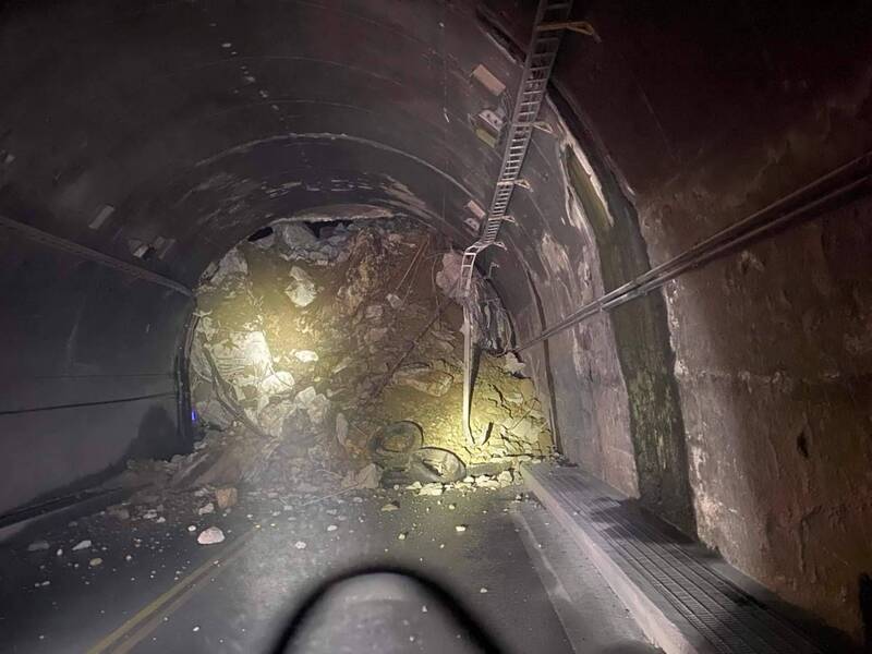 台9線蘇花公路159.3公里處大清水隧道跟13號隧道連接處12日凌晨0時33分發生坍方，造成明隧道受損，雙向交通受阻。（花蓮縣消防局提供） (圖：中央社)