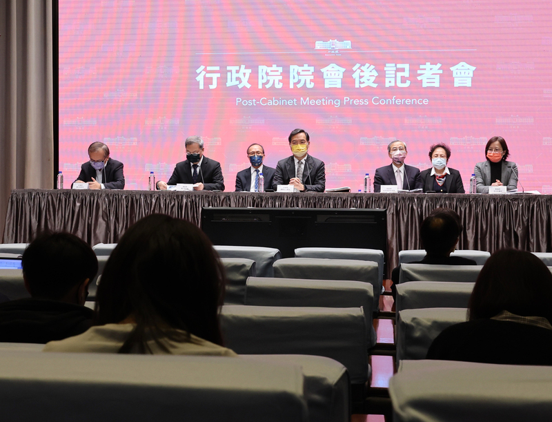 行政院院會後記者會12日舉行，由行政院發言人羅秉成（左4）主持，國發會主委龔明鑫（左2）、財政部代理部長阮清華（右3）、交通部次長陳彥伯（左）、衛福部次長李麗芬（右）等人出席。 (圖：中央社)