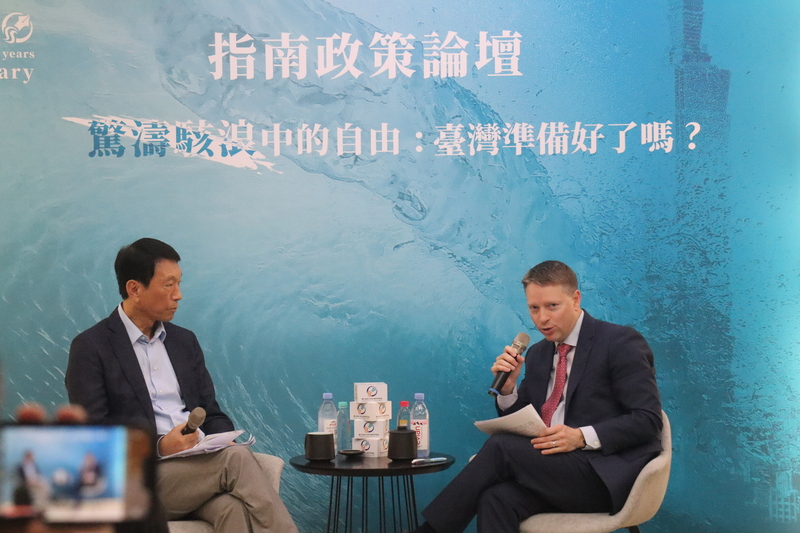 國立政治大學社會科學學院主辦的「驚濤駭浪中的自由：台灣準備好了嗎？」座談會12日在政大舉行，座談邀請前美國副國家安全顧問博明（Matt Pottinger）（右）與台灣前參謀總長李喜明（左）對談。 (圖：中央社)