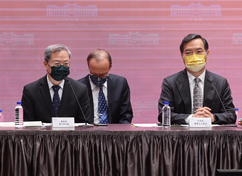 行政院會12日通過國發會擬具的「疫後強化經濟與社會韌性及全民共享經濟成果特別條例」草案，國發會主委龔明鑫（左）出席院會後記者會說明。右為行政院發言人羅秉成說明規劃內容。 (圖：中央社)