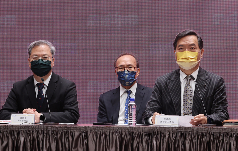 行政院會12日通過「疫後強化經濟與社會韌性及全民共享經濟成果特別條例」草案，行政院發言人羅秉成（右）轉述蘇貞昌在院會裁示指出，包括執行全民普發新台幣6000元相關作業，應該進行先期規劃與系統設計，等預算一通過就可以盡速發放。左為國發會主委龔明鑫。中央社記者趙世勳攝  112年1月12日 (圖：中央社)