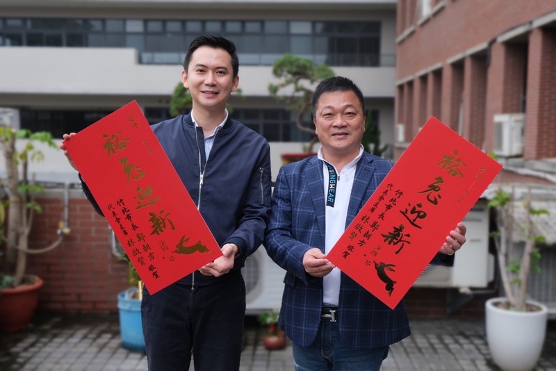 竹北市公所12日通過「新竹縣竹北市因應嚴重特殊傳染性肺炎疫情發放民生紓困金自治條例」，市長鄭朝方(左)表示，將發放每人新台幣6000元，預計農曆春節後進行相關作業，盼在兒童節前夕完成。(竹北市公所提供) (圖：中央社)