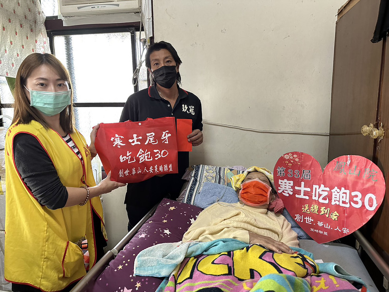 創世基金會與人安．華山策略聯盟，112年持續舉辦「第33屆寒士吃飽30」活動，讓弱勢朋友在寒冬中能享有一頓溫飽。(圖：中央社)