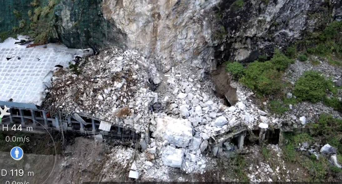 台9線159K+300(大清水隧道)南口發生坍方道路阻斷，隧道上方崩塌情況。(公路總局提供)