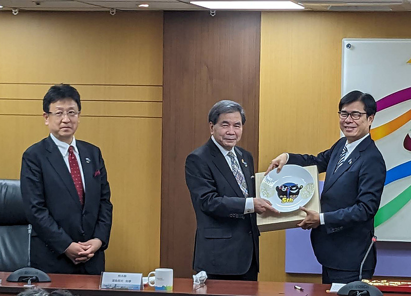日本熊本縣知事蒲島郁夫（右2）、熊本市長大西一史（左）率團訪台，13日拜會高雄市長陳其邁（右），並致贈以「熊本熊」與「高雄熊」為主題紀念盤給陳其邁。 (圖：中央社)