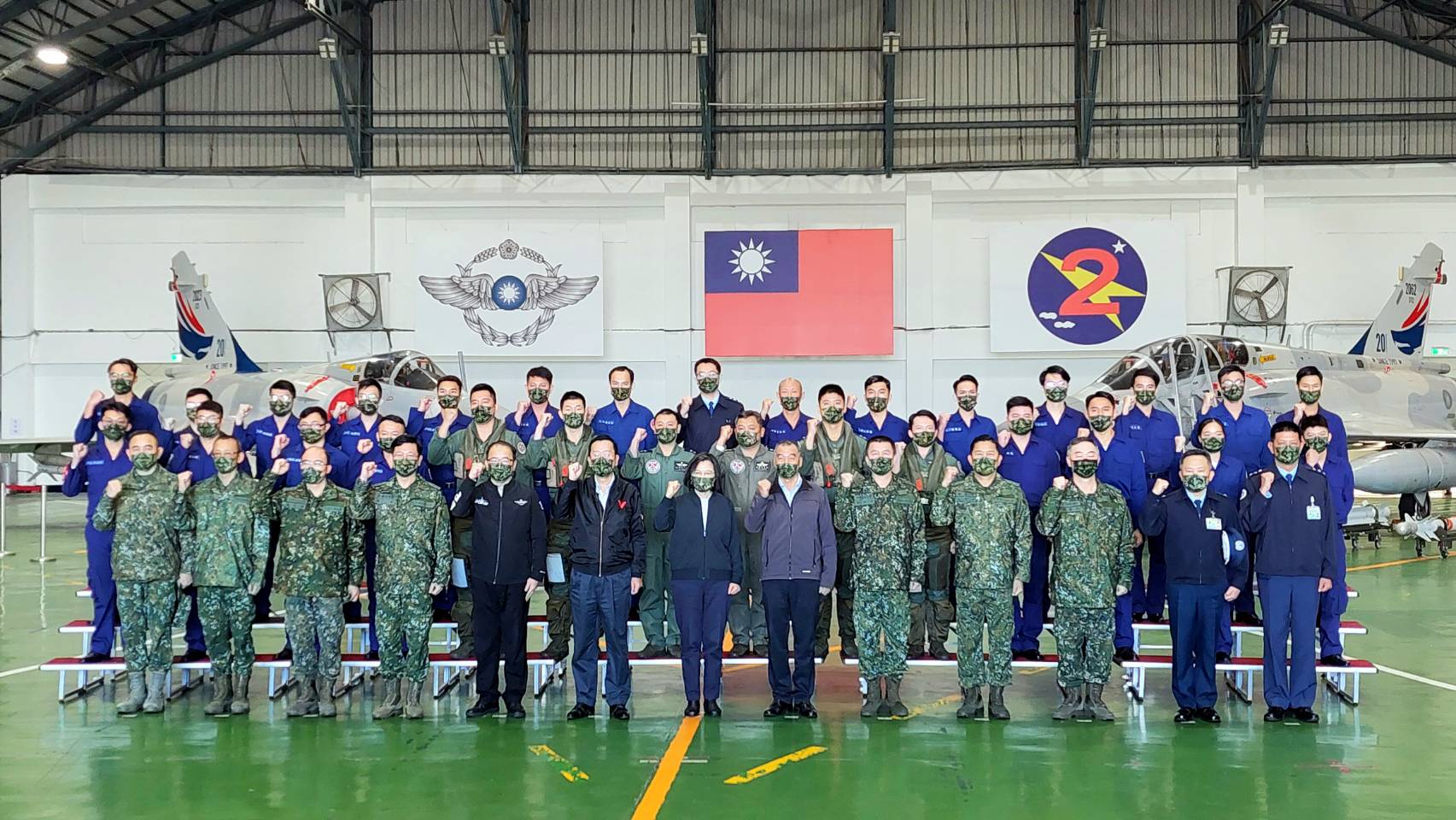 蔡英文總統(前中)13日上午前往新竹空軍基地勗勉視導空軍第二聯隊，並與官兵合影留念。 (歐陽夢萍 攝)