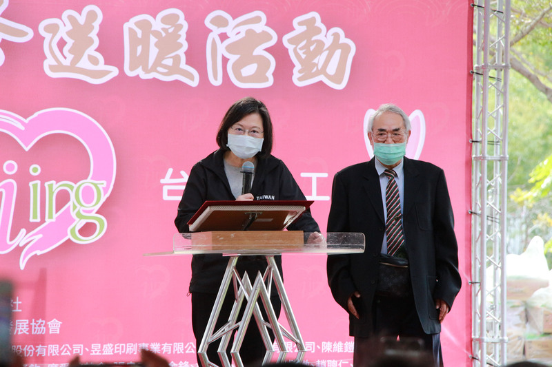 台中市小英之友會寒冬送暖活動14日舉行，總統蔡英文（左）出席。 (圖：中央社)