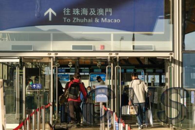 香港政府公布，上調18日至21日的陸港通關配額， 港珠澳大橋（珠海）的每日單向人數由1000人增至2000人。圖為民眾經港珠澳大橋前往珠海。（中新社提供）(圖：中央社)