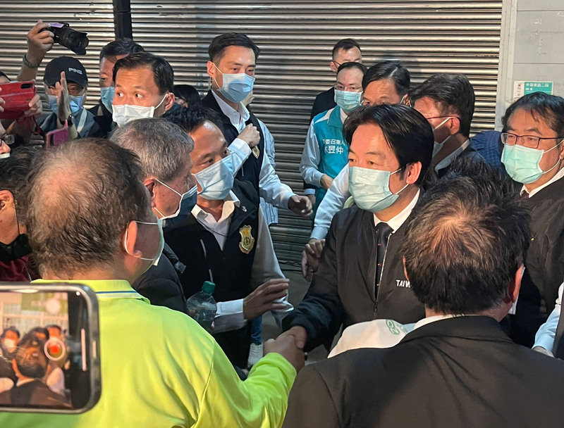 民進黨主席補選候選人賴清德（2排中右）14日晚間到台南舉辦向黨員報告政見發表會，受到現場眾人歡迎。(圖：中央社)