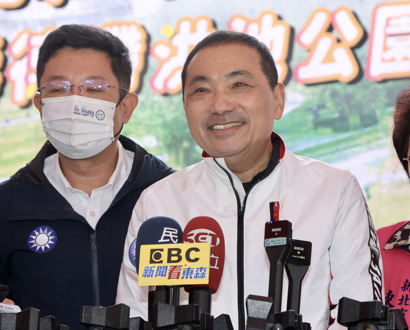 新北市長侯友宜（右）受訪。(資料照片/中央社)