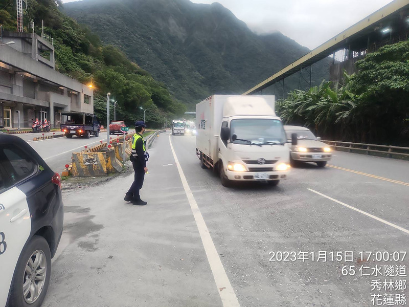 蘇花公路大清水隧道南口坍方導致交通中斷，經公路總局工程人員日夜搶修後，15日下午5時重新通車，南北兩端管制站從中午就有車輛開始排隊等待通行。(圖：中央社)