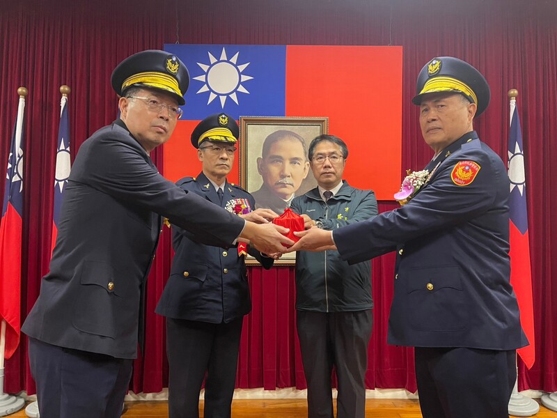 警政署警政委員廖宗山（右）16日在台南市長黃偉哲（右2）等人監交下，接任台南市警察局長。 (圖：中央社)