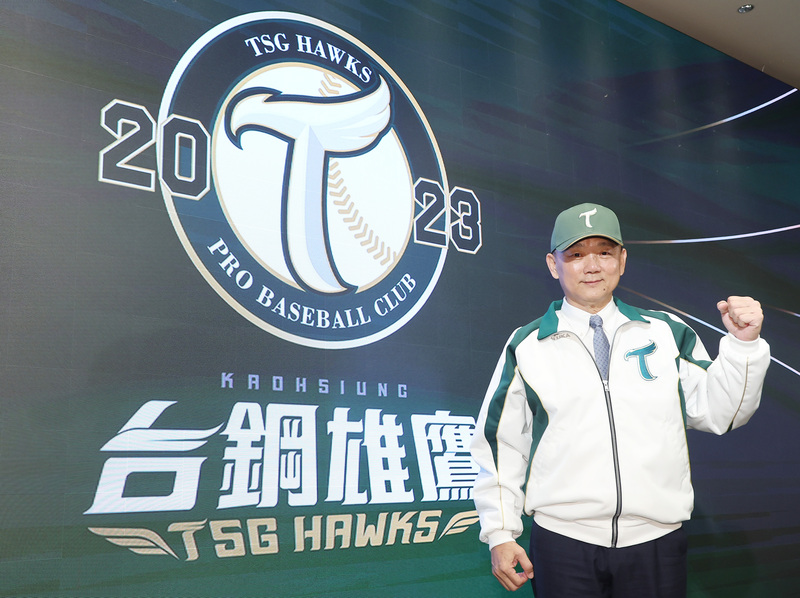 中職第6隊台鋼雄鷹16日舉辦創隊首任總教練發布記者會，宣布以3年合約與總教練洪一中達成共識，期許他3年後可以帶領球隊打進季後賽。 (圖：中央社)