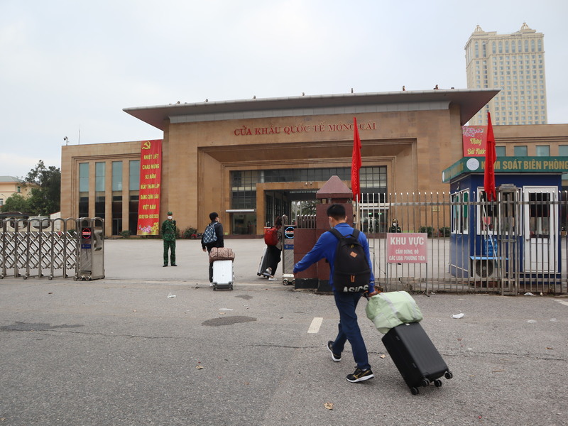 中國官方公布2024年節假日休假安排，其中農曆春節假期為8天，雖較往年多1天，但未列入農曆除夕，引發強烈質疑。(圖：中央社)