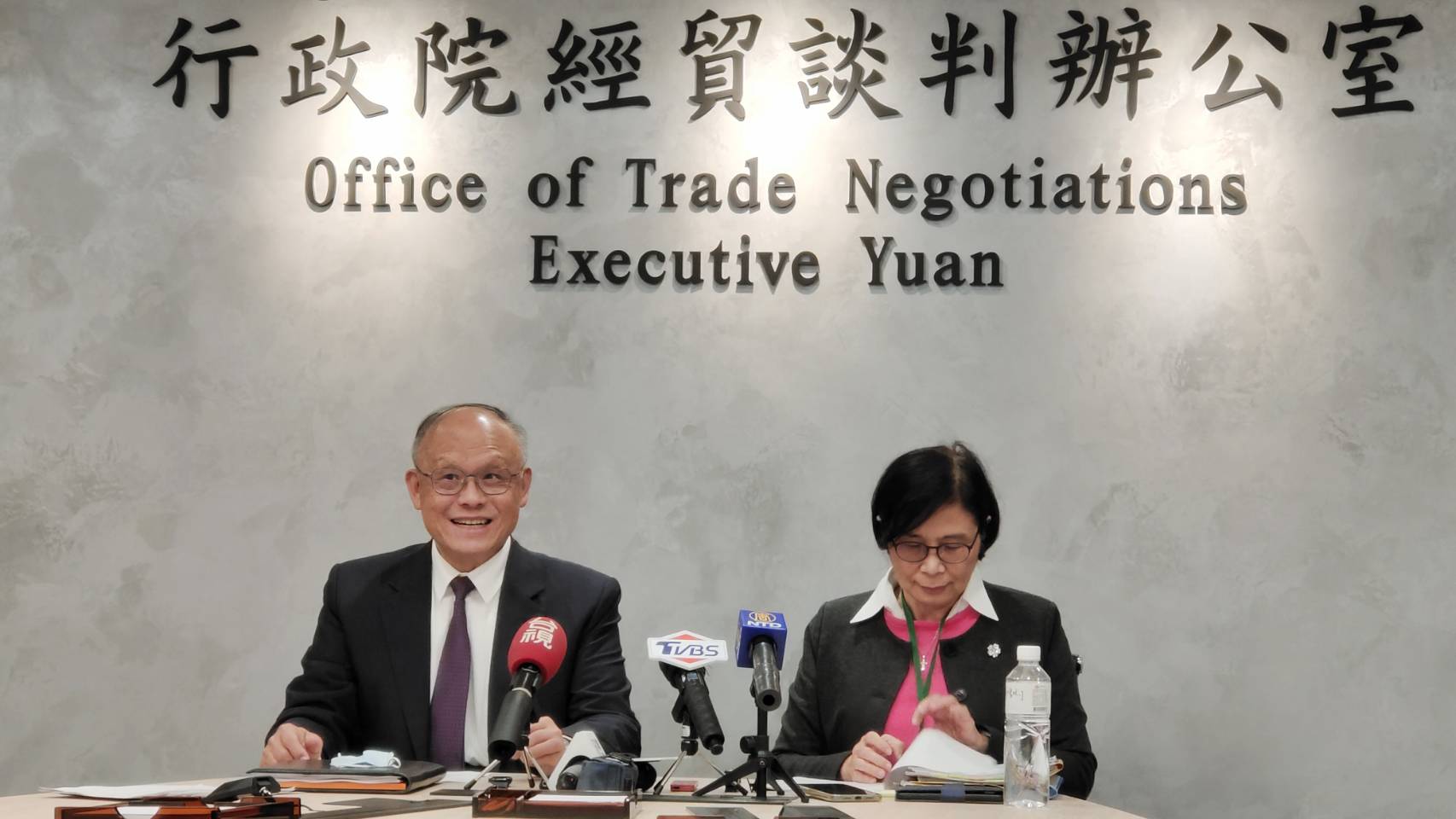 台美21世紀貿易倡議第2回合談判順利落幕，政務委員鄧振中(左)17日晚間表示，台美雙方可望簽署早收清單。(王韋婷攝)
