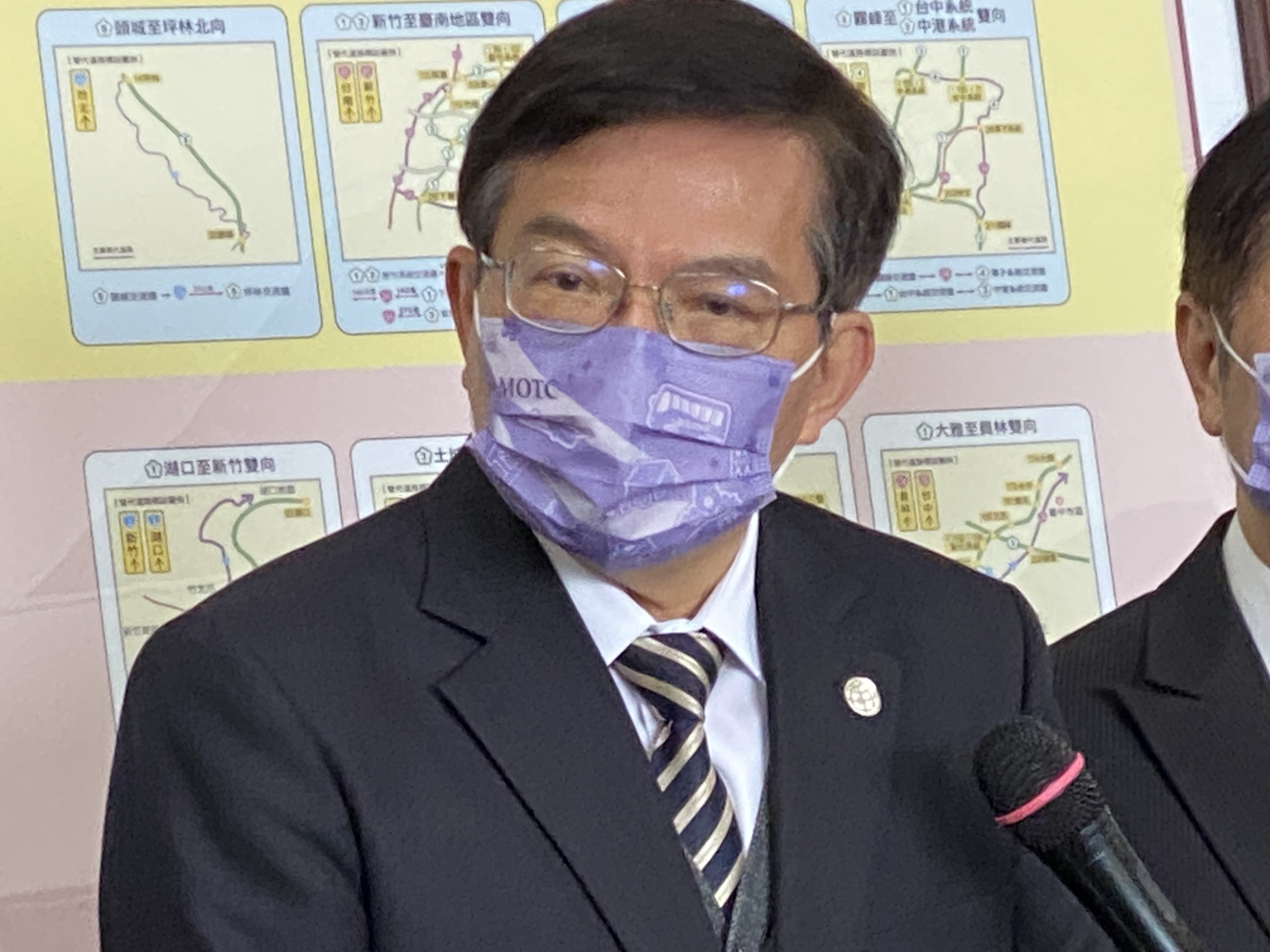 交通部長王國材17日在交通部新春記者會前接受媒體聯訪。(吳琍君 攝)