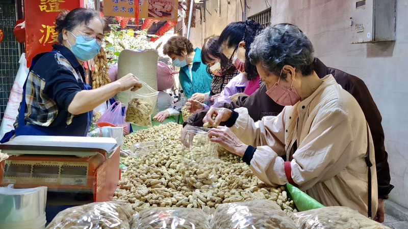 民眾被COVID-19疫情悶了近3年，迎來消費大爆發。主計總處統計指出，2023年民間消費成長率衝上8.41%，創近30年最大增幅。(示意圖/圖：中央社)