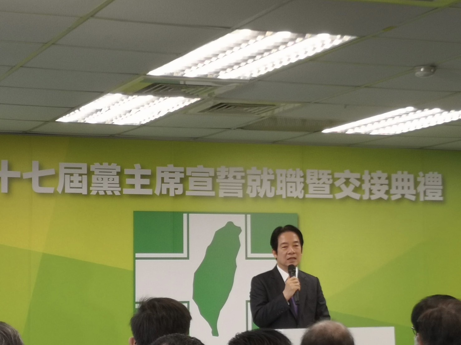 接任民進黨黨主席的副總統賴清德表示，將採取積極行動，嚴正黨紀、落實排黑條款；也會以誠信原則建立制度，審視黨內候選人學倫問題。(劉玉秋 攝)