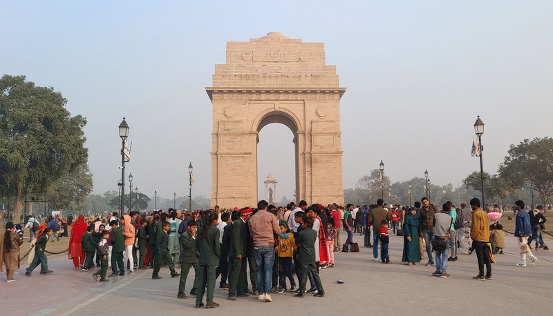 圖為新德里知名觀光景點印度門的人潮。 (圖：中央社)