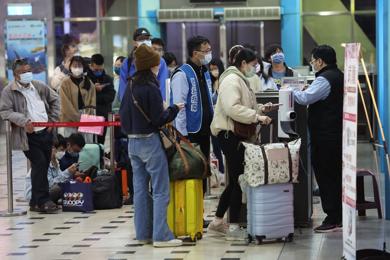 春節連假開始前最後一個上班日，台北轉運站19日下午已有搭車人潮湧現，候車月台處許多民眾拎著大包小包排隊等待搭車。中央社記者吳家昇攝  112年1月19日 (圖：中央社)