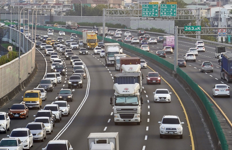 國發會20日通過國道7號計畫，期望舒緩國道1號容量負擔。圖為國道一號高雄交流道鼎金路段車潮增。(圖:中央社)