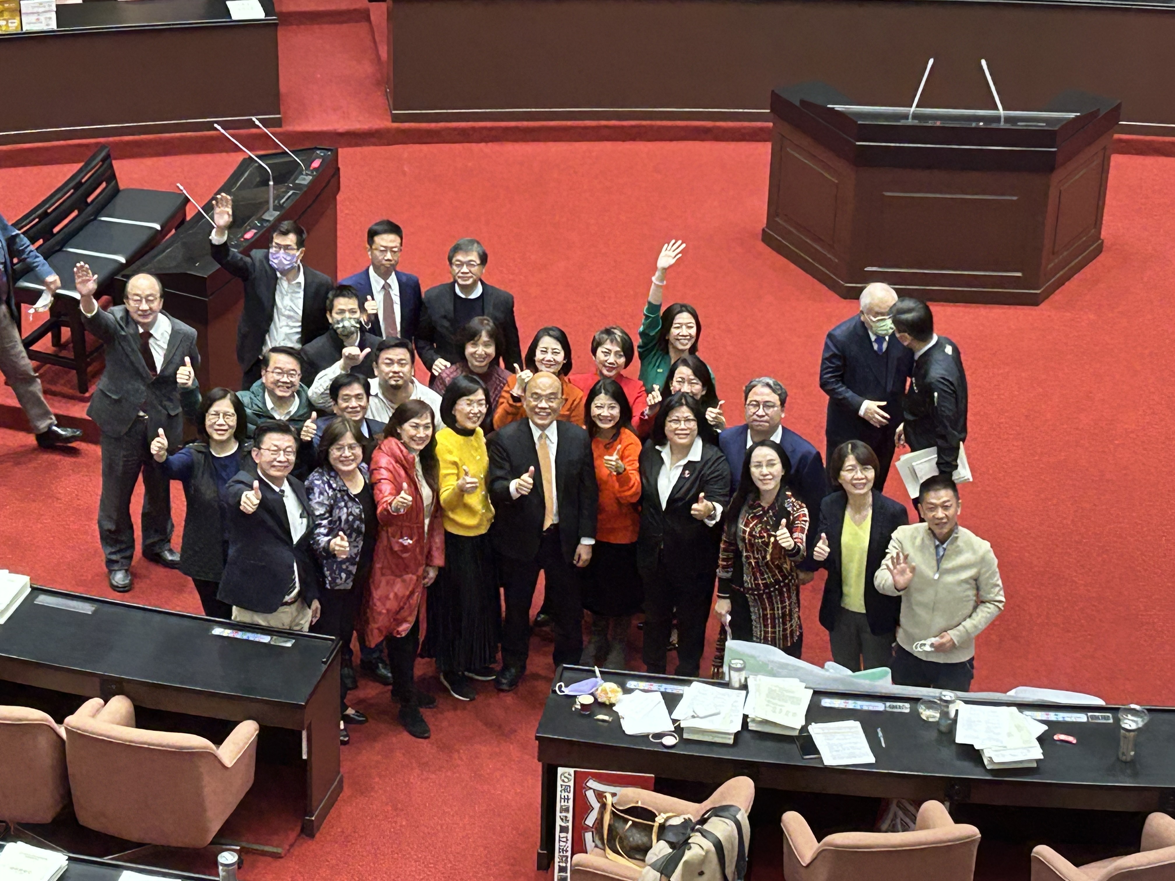 立法院今天三讀通過112年度中央政府總預算案後，行政院長蘇貞昌循例到立院致意。(王韋婷 攝)