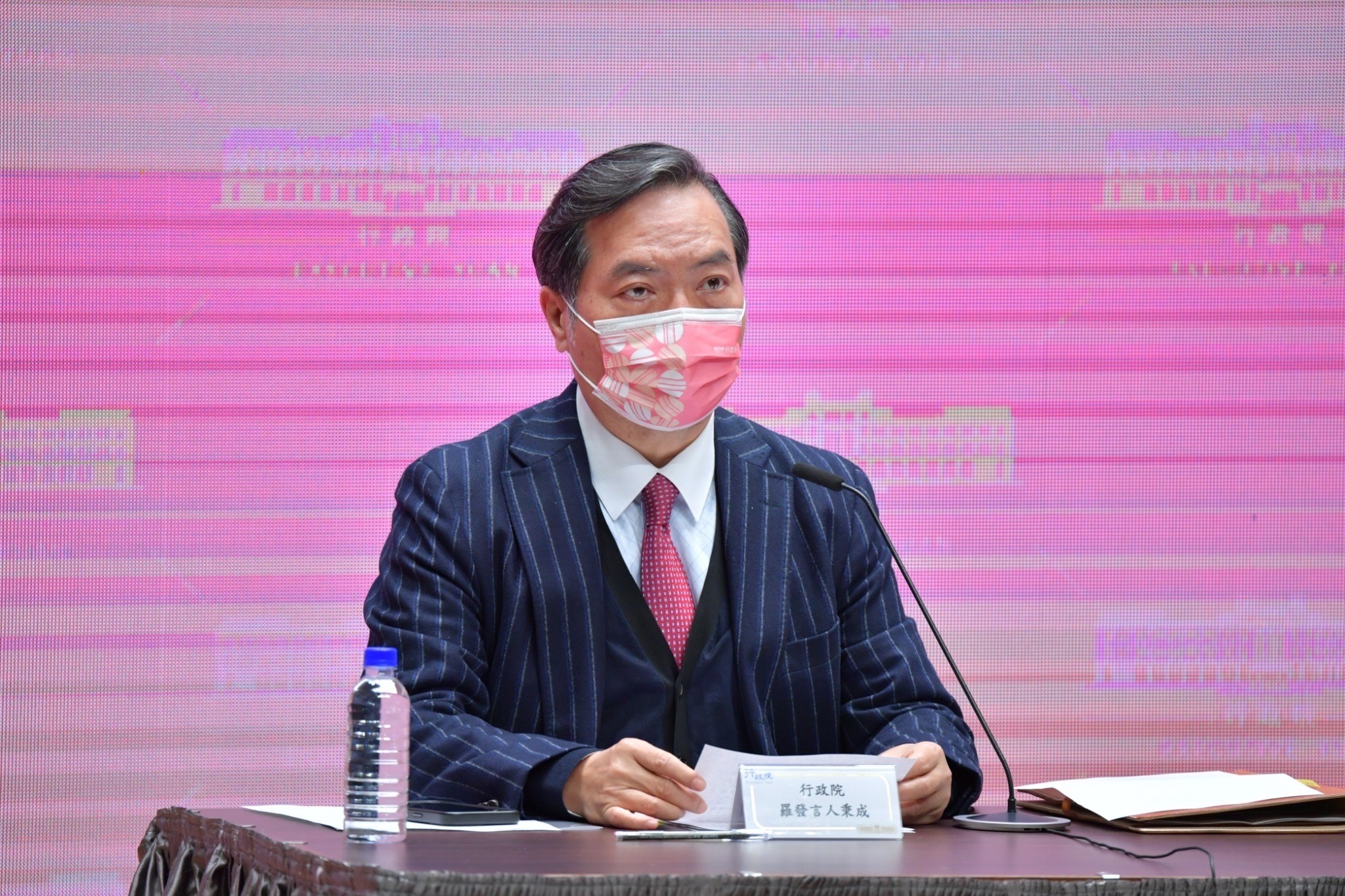 行政院發言人羅秉成表示，行政院長蘇貞昌下午在總預算三讀後，將到立法院致意，屆時將說明內閣改組相關事宜。(行政院提供)