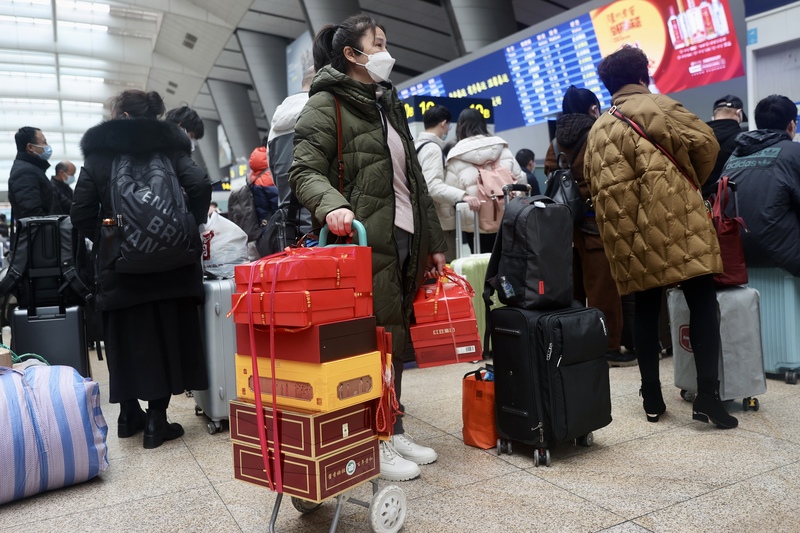 中國政府放棄清零後，民眾重拾出行自由。圖為1月春運開始的北京南站。（中新社提供） (圖：中央社)