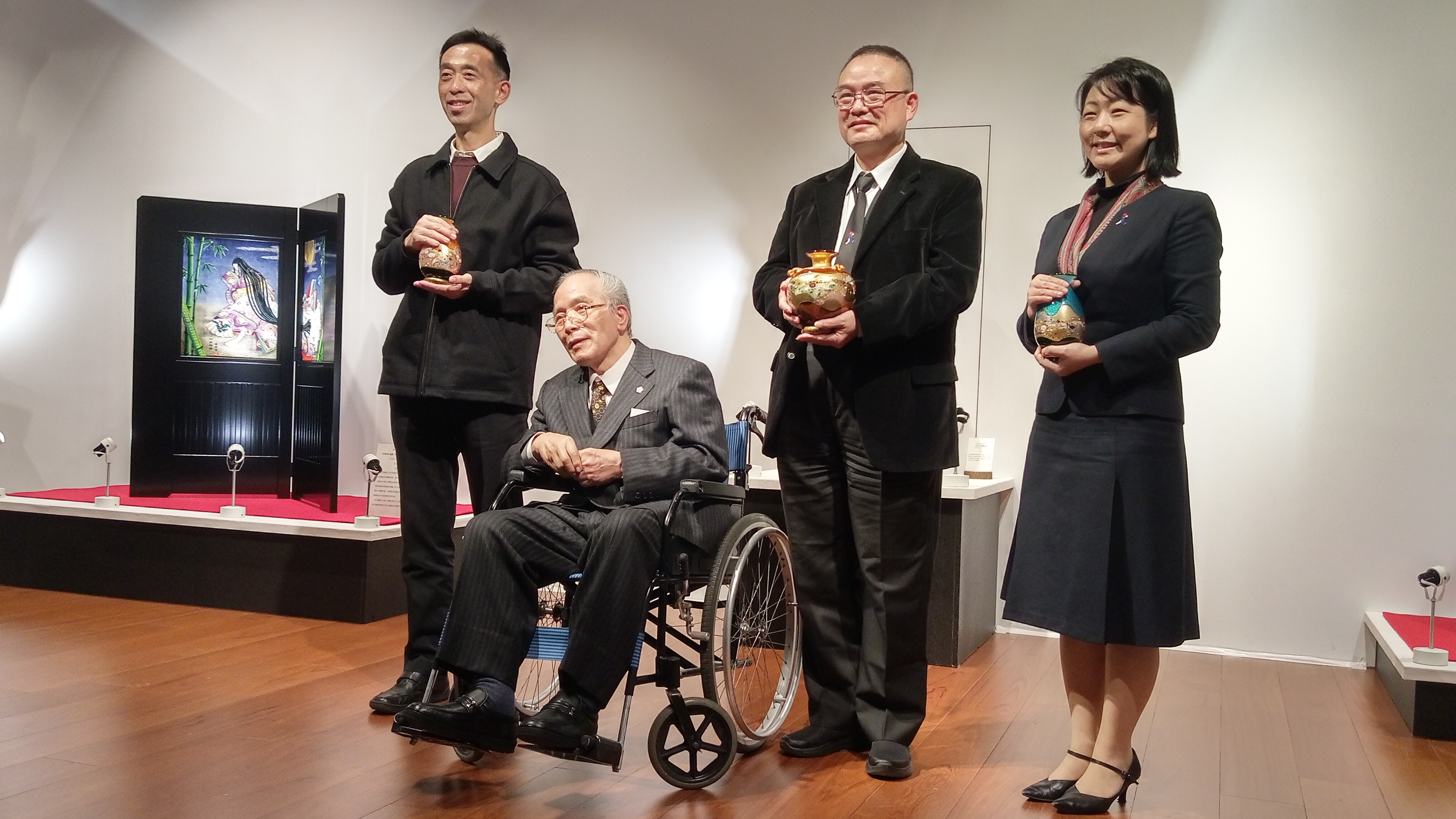 日本玻璃工藝大師黑木國昭(左二)來台，參加甲子創作紀念展開幕式，並致贈紀念作品給國父紀念館館長王蘭生(左一)、文化部次長蕭宗煌(右二)與日本台灣交流協會新聞文化部部長村嶋郁代(右一)。(陳國維 攝)
