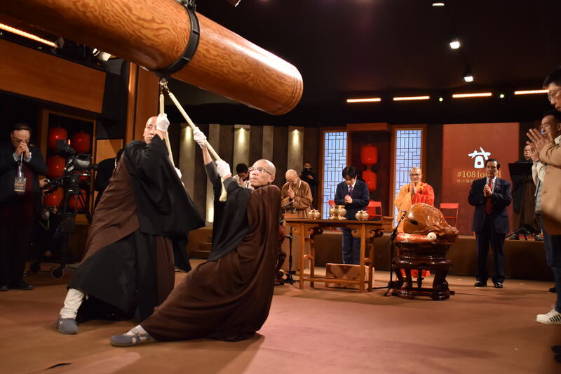 賴副總統（後左1）21日晚間代表總統蔡英文出席法鼓山撞鐘活動。 (圖：中央社)