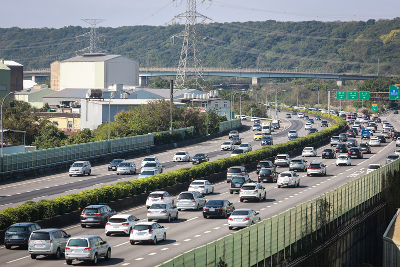 高公局表示，今天0時至5時平均交通量為9.9百萬車公里，為年平均平日的2.8倍。(圖：中央社)