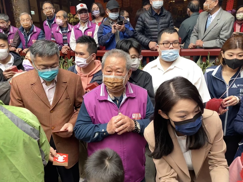台灣民眾黨主席柯文哲（前左）22日陪同新竹市長高虹安（前右）到新竹關帝廟參拜，並向民眾發送春節紅包。(圖：中央社)