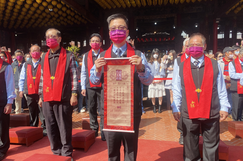 台南市南鯤鯓代天府22日舉辦抽國運籤活動，董事長陳浚鎰（前中）代表擲筊，第2支籤就順利決定抽出的籤詩。中央社記者楊思瑞攝  112年1月22日 (圖：中央社)