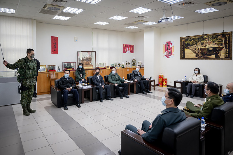 蔡英文總統大年初一到福西營區慰勉「憲兵裝步239營」輪值的憲兵，並聽取任務簡報。(總統府提供)