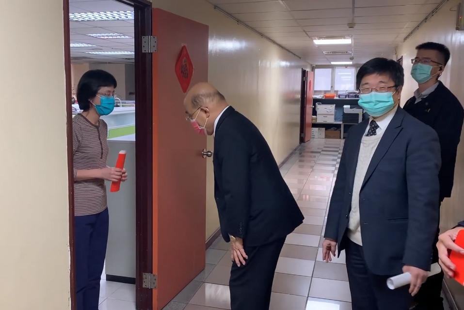 行政院院長蘇貞昌請辭後，年初一前往疾管署發紅包，向防疫值班人員致意。(翻攝蘇貞昌粉專)