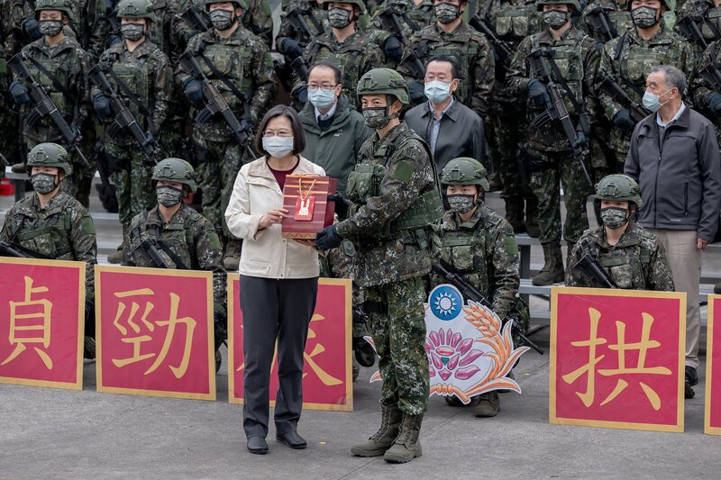 總統蔡英文（左）23日前往陸軍裝甲第586旅聯兵三營慰勉官兵。（蔡總統推特） (圖：中央社)