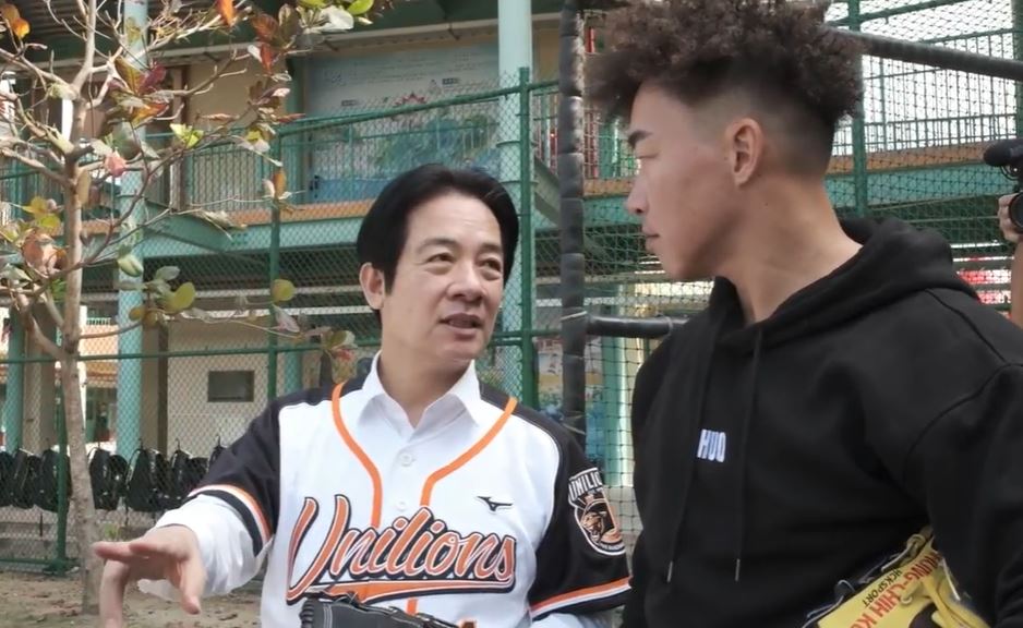 賴清德與郭泓志造訪白河國小棒球隊 站上投手丘重溫棒球夢(圖截自總統府影片)