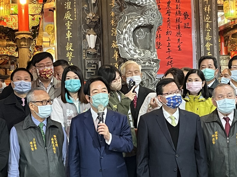 副總統賴清德（前左2）24日至桃園市五福宮參香並發放福袋，賴副總統表示，希望神明保佑台灣國泰民安、風調雨順。 (圖：中央社)