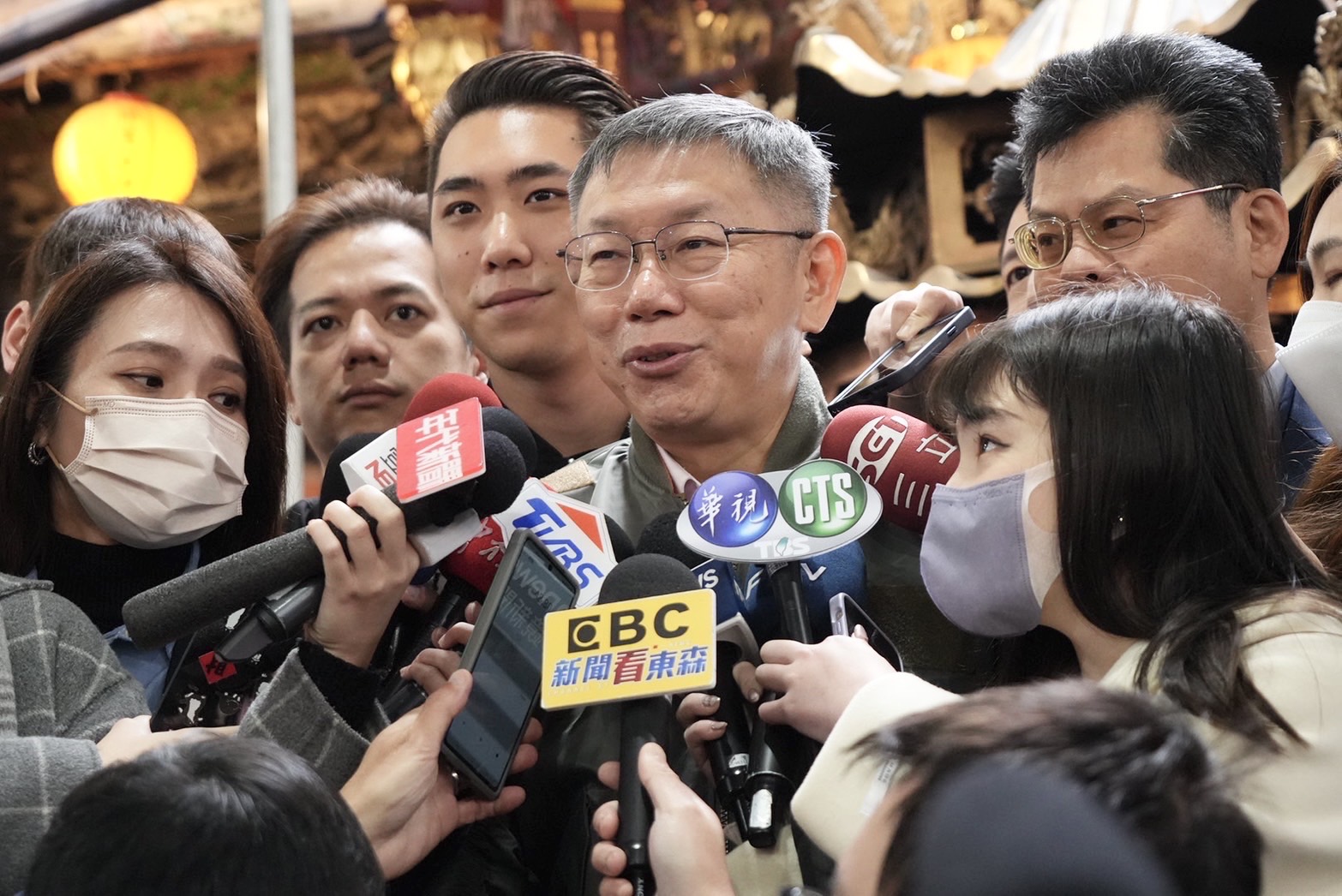 民眾黨主席柯文哲24日年初三拜訪新北各大宮廟祈福發紅包。(民眾黨提供)
