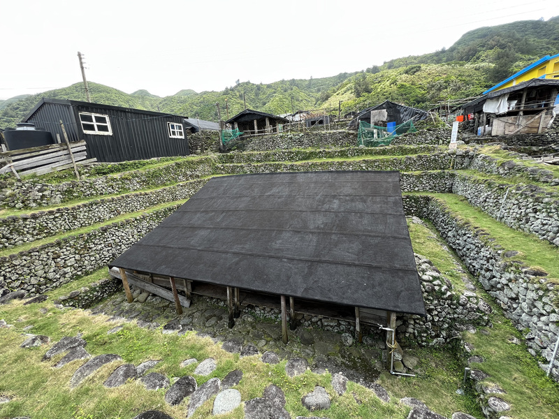 位於蘭嶼東部的野銀舊部落為當地達悟族保存最完整的傳統聚落，其中主屋又稱為「地下屋」，是蘭嶼祖先智慧的結晶。 (資料照片：中央社)