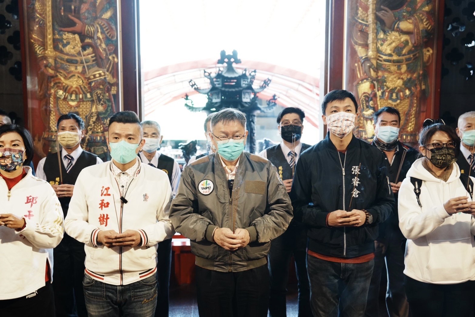 民眾黨主席柯文哲(中)25日前往台中宮廟參拜祈福，再對美中台外交關係發表評論。(民眾黨提供)