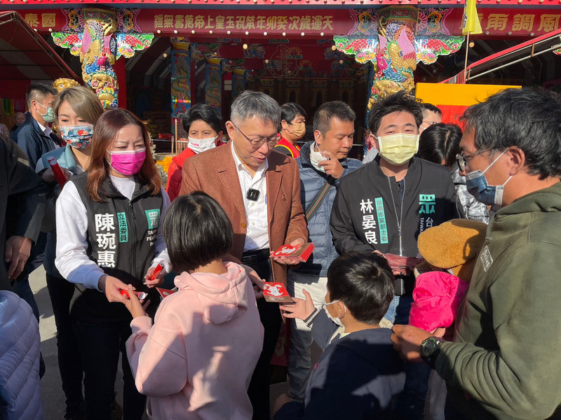 台灣民眾黨主席柯文哲（2排左2）26日在台南行程滿檔，幾乎全是拜廟行程，將走訪台南多處知名大廟，上午在永康區武龍宮發放發財金，吸引民眾排隊領取。 (圖：中央社)