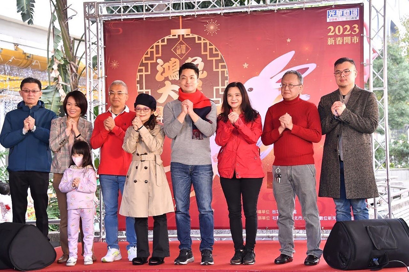 大年初五開工日，台北市長蔣萬安（右4）26日出席光華商場數位新天地新春開市儀式，祝福商家開工大吉、大發利市。（台北市政府提供） (圖：中央社)